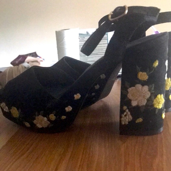 Embroidered platform heels - Picture 1 of 5